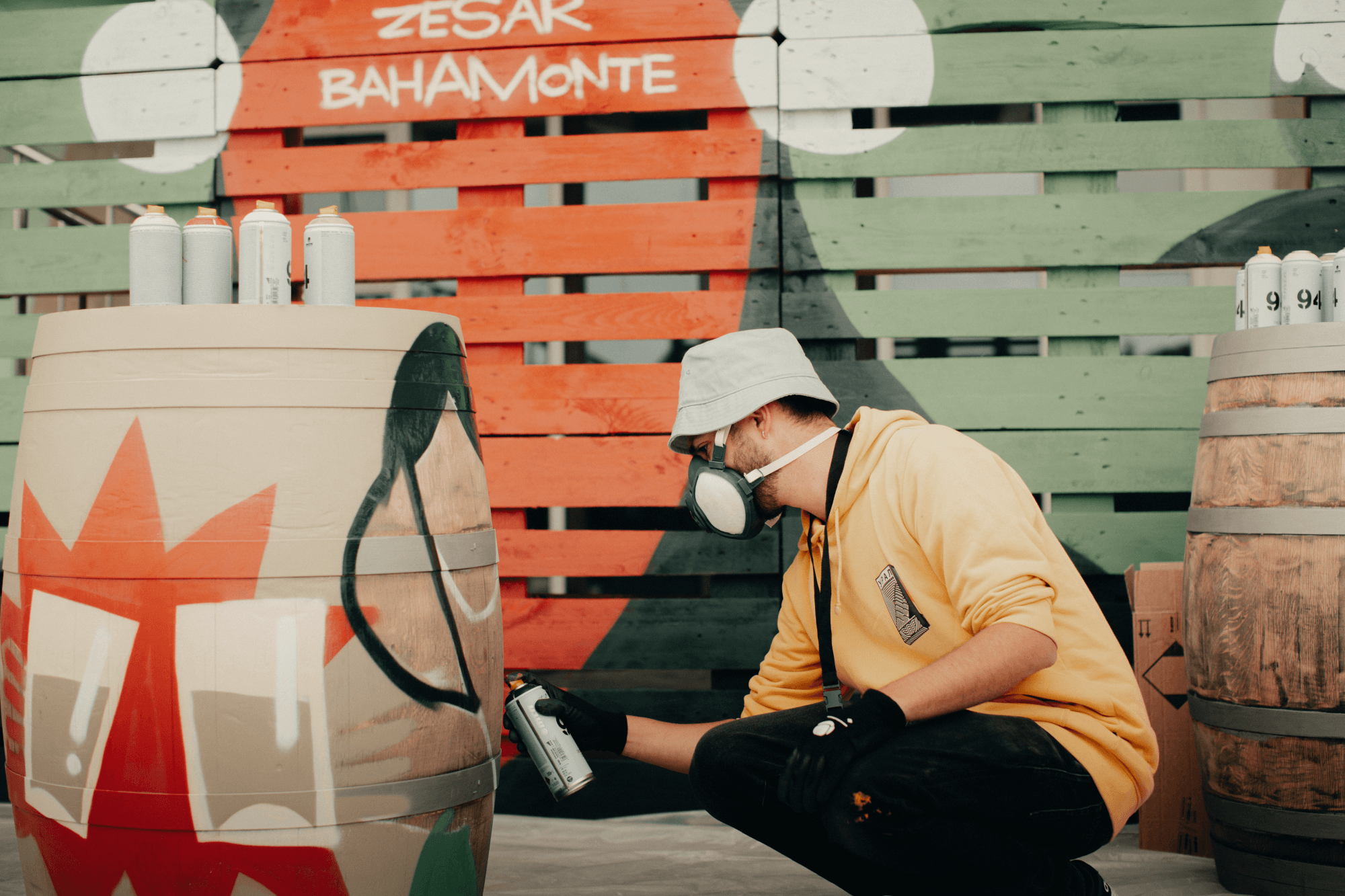 Zesar Bahamonte personalizando cuatro de nuestras barricas en directo